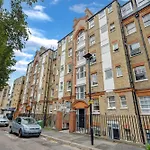 1Bed Flat, Sleeps 3 - 2Min Tube , 20Min Central London, 1Gb Fibre Wifi, Free Snacks & Toiletries, 2 New Smart Tvs & Sofabed