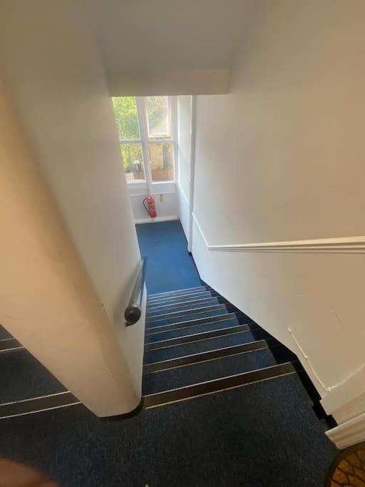 Apartment 1bed Flat, Sleeps 3 - 2min Tube , 20min London, 1gb Fibre Wifi, Free Snacks & Toiletries, 2 New Smart Tvs & Sofabed *