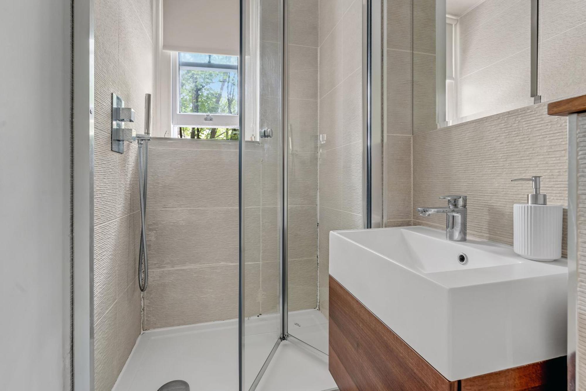 1bed Flat, Sleeps 3 - 2min Tube , 20min London, 1gb Fibre Wifi, Free Snacks & Toiletries, 2 New Smart Tvs & Sofabed
