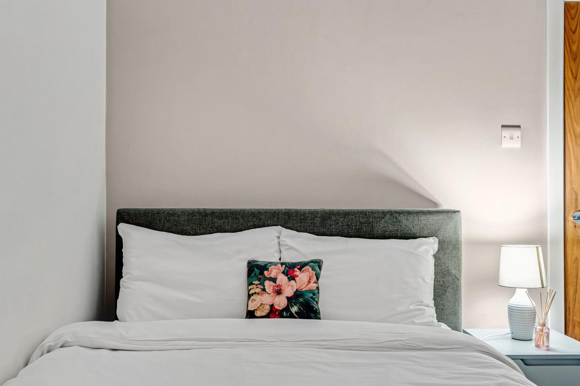 1bed Flat, Sleeps 3 - 2min Tube , 20min London, 1gb Fibre Wifi, Free Snacks & Toiletries, 2 New Smart Tvs & Sofabed Apartment