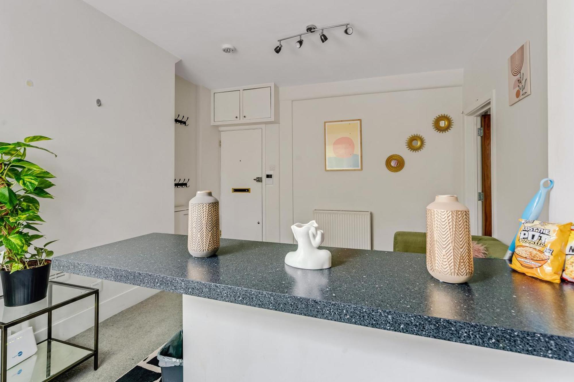 1bed Flat, Sleeps 3 - 2min Tube , 20min London, 1gb Fibre Wifi, Free Snacks & Toiletries, 2 New Smart Tvs & Sofabed *