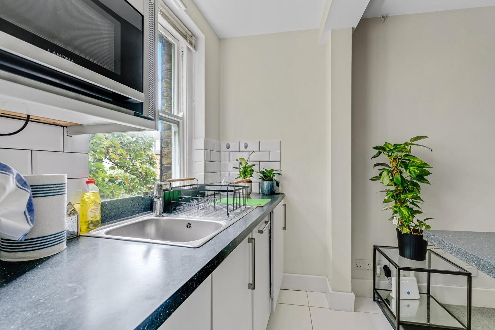 1bed Flat, Sleeps 3 - 2min Tube , 20min London, 1gb Fibre Wifi, Free Snacks & Toiletries, 2 New Smart Tvs & Sofabed Apartment *