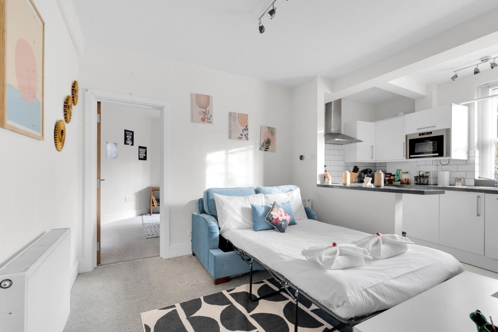 1bed Flat, Sleeps 3 - 2min Tube , 20min London, 1gb Fibre Wifi, Free Snacks & Toiletries, 2 New Smart Tvs & Sofabed *