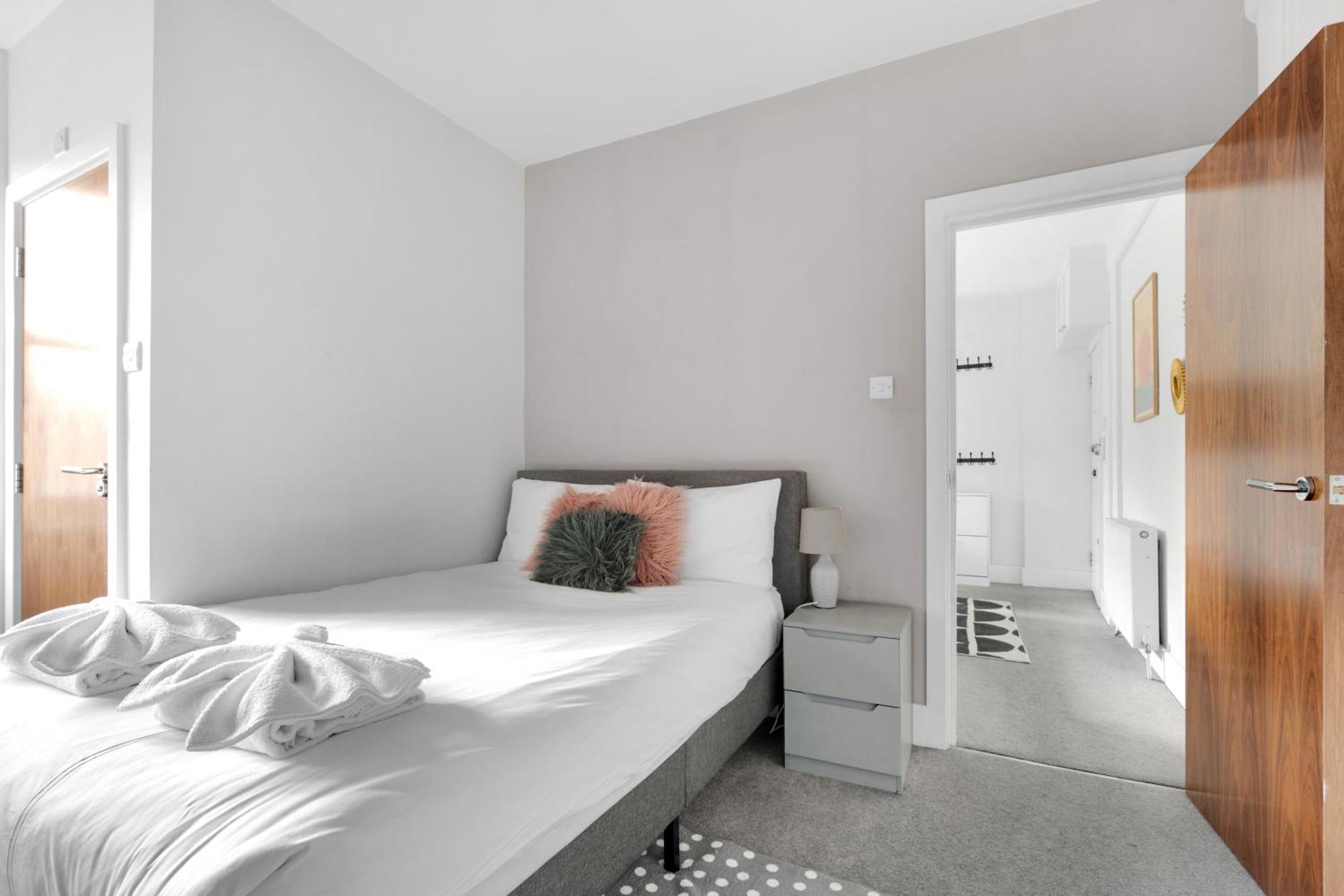 1Bed Flat, Sleeps 3 - 2Min Tube , 20Min Central London, 1Gb Fibre Wifi, Free Snacks & Toiletries, 2 New Smart Tvs & Sofabed Apartament *