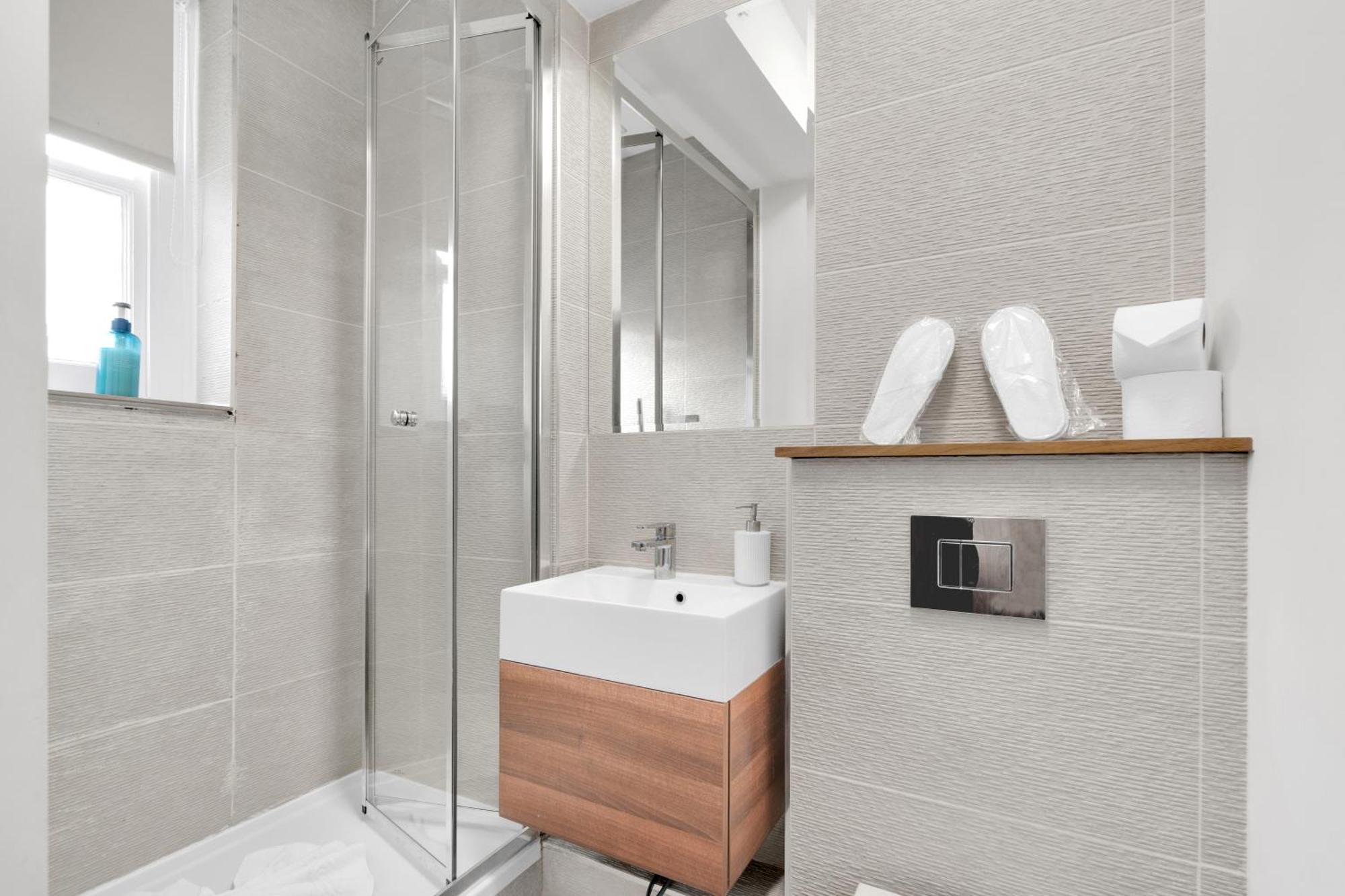 1bed Flat, Sleeps 3 - 2min Tube , 20min London, 1gb Fibre Wifi, Free Snacks & Toiletries, 2 New Smart Tvs & Sofabed * London