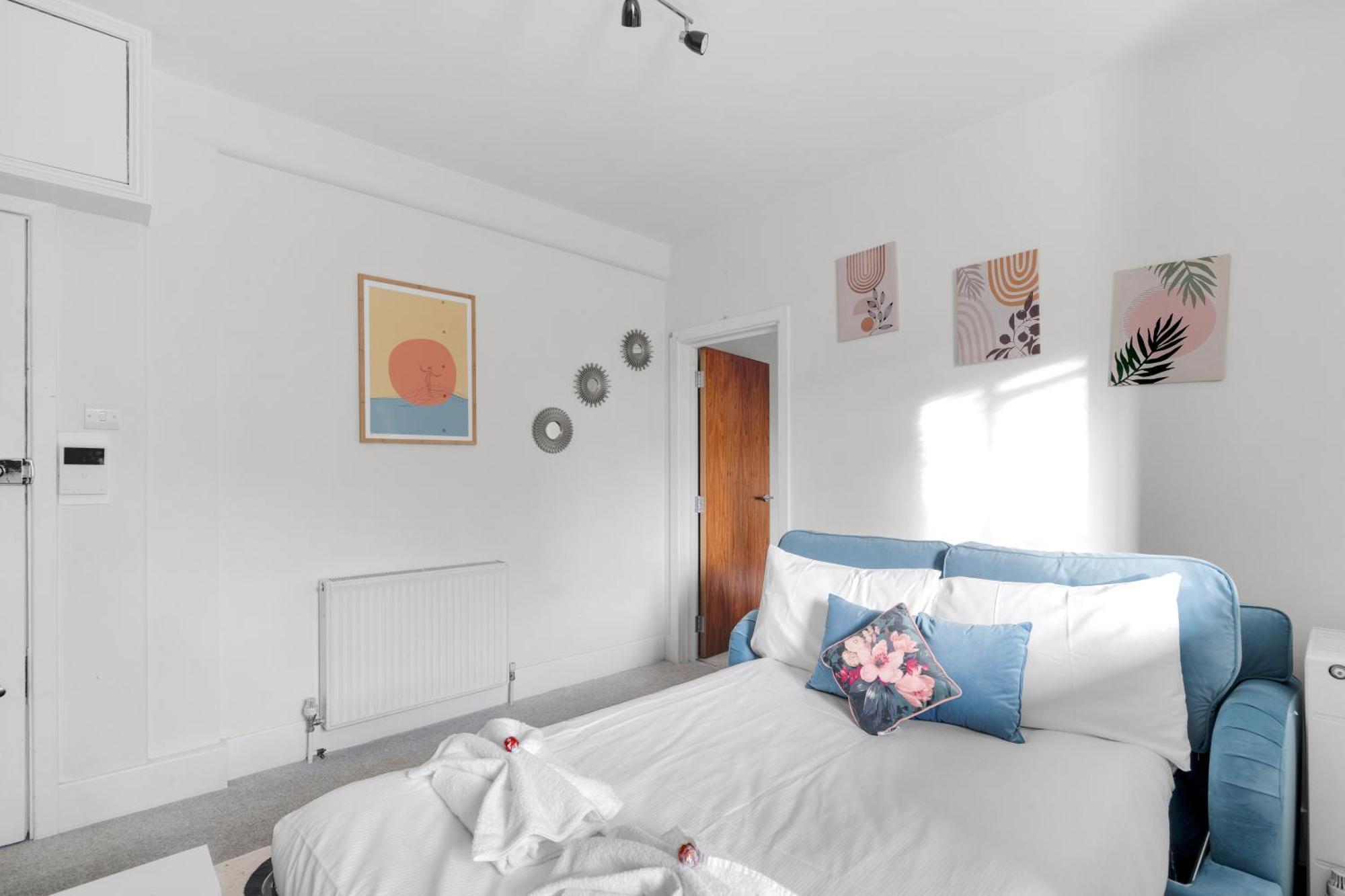 1bed Flat, Sleeps 3 - 2min Tube , 20min London, 1gb Fibre Wifi, Free Snacks & Toiletries, 2 New Smart Tvs & Sofabed