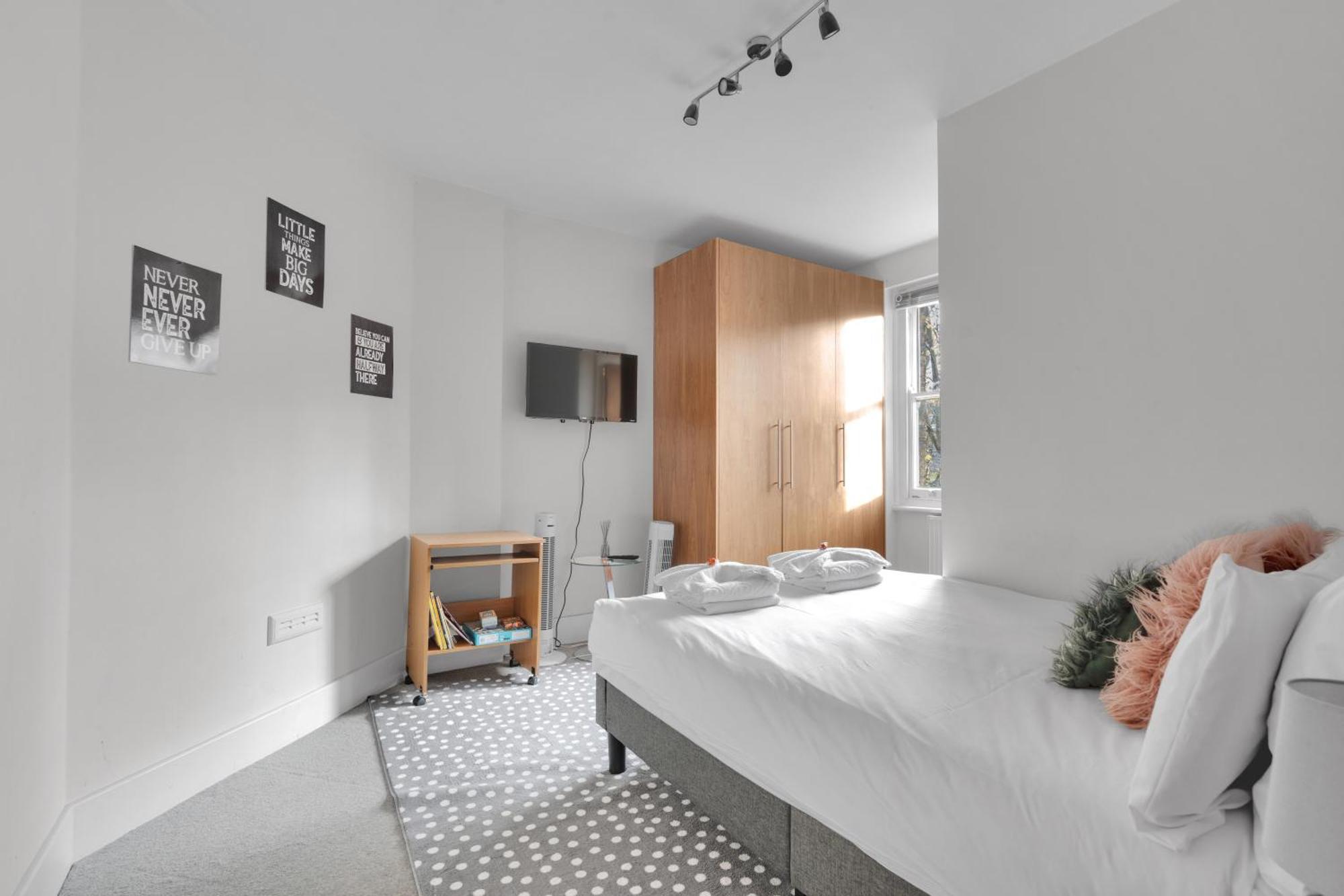 Apartment 1bed Flat, Sleeps 3 - 2min Tube , 20min London, 1gb Fibre Wifi, Free Snacks & Toiletries, 2 New Smart Tvs & Sofabed London