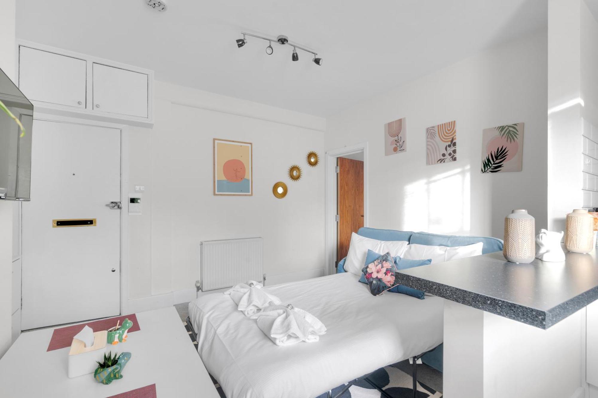 1Bed Flat, Sleeps 3 - 2Min Tube , 20Min Central London, 1Gb Fibre Wifi, Free Snacks & Toiletries, 2 New Smart Tvs & Sofabed Londra