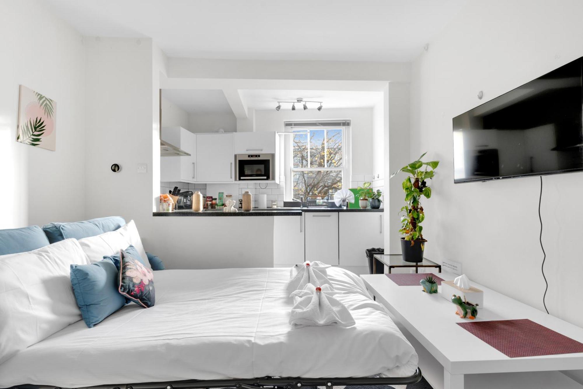 1bed Flat, Sleeps 3 - 2min Tube , 20min London, 1gb Fibre Wifi, Free Snacks & Toiletries, 2 New Smart Tvs & Sofabed London